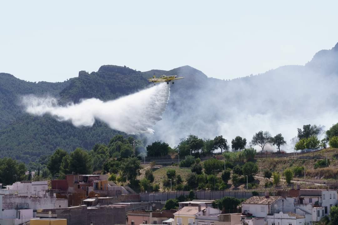 Medios aéreos y terrestres participaron en la extinción del fuego en el barrio de Santa Anna de Gandia.