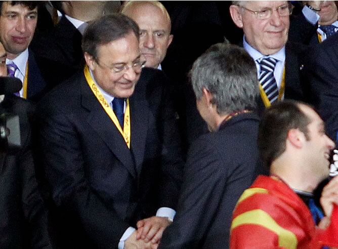 Florentino saluda a Mourinho en el palco del Santiago Bernabéu después de la final de la &#039;Champions&#039;