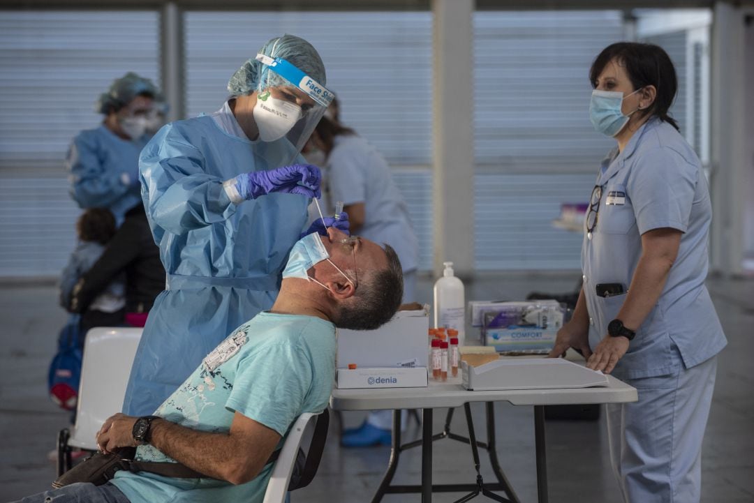 Un hombre se somete a una prueba PCR durante un cribado. 