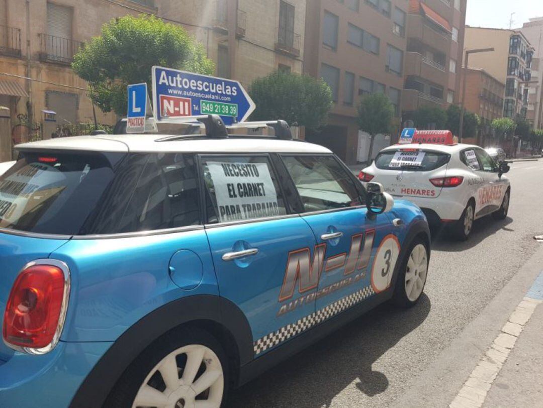 Vehículos autoescuela GU durante una protesta en 2017