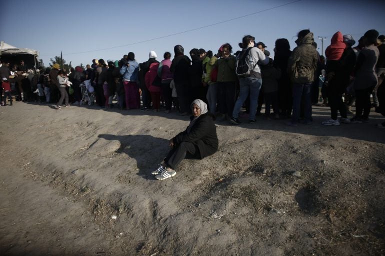 Refugiados hacen fila para recibir provisiones en un campo de refugiados en Idomeni cerca la frontera de Grecia con Macedonia
