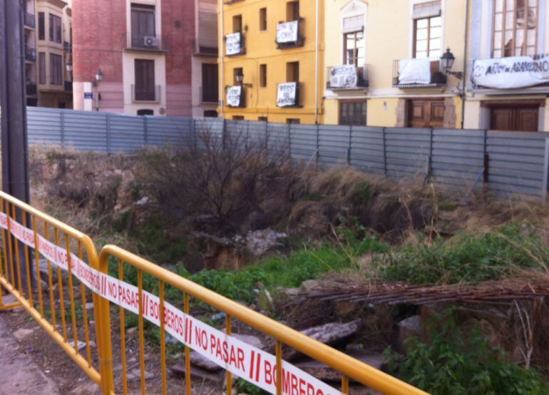 Solar de la plaza del Salvador que les Corts se han comprometido a limpiar, después de 20 años de abandono. Ahí estan las ruinas romanas de la primera Valencia