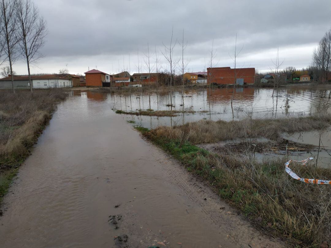 La localidad de Vecilla de la Polvorosa rodeada por el río Órbigo