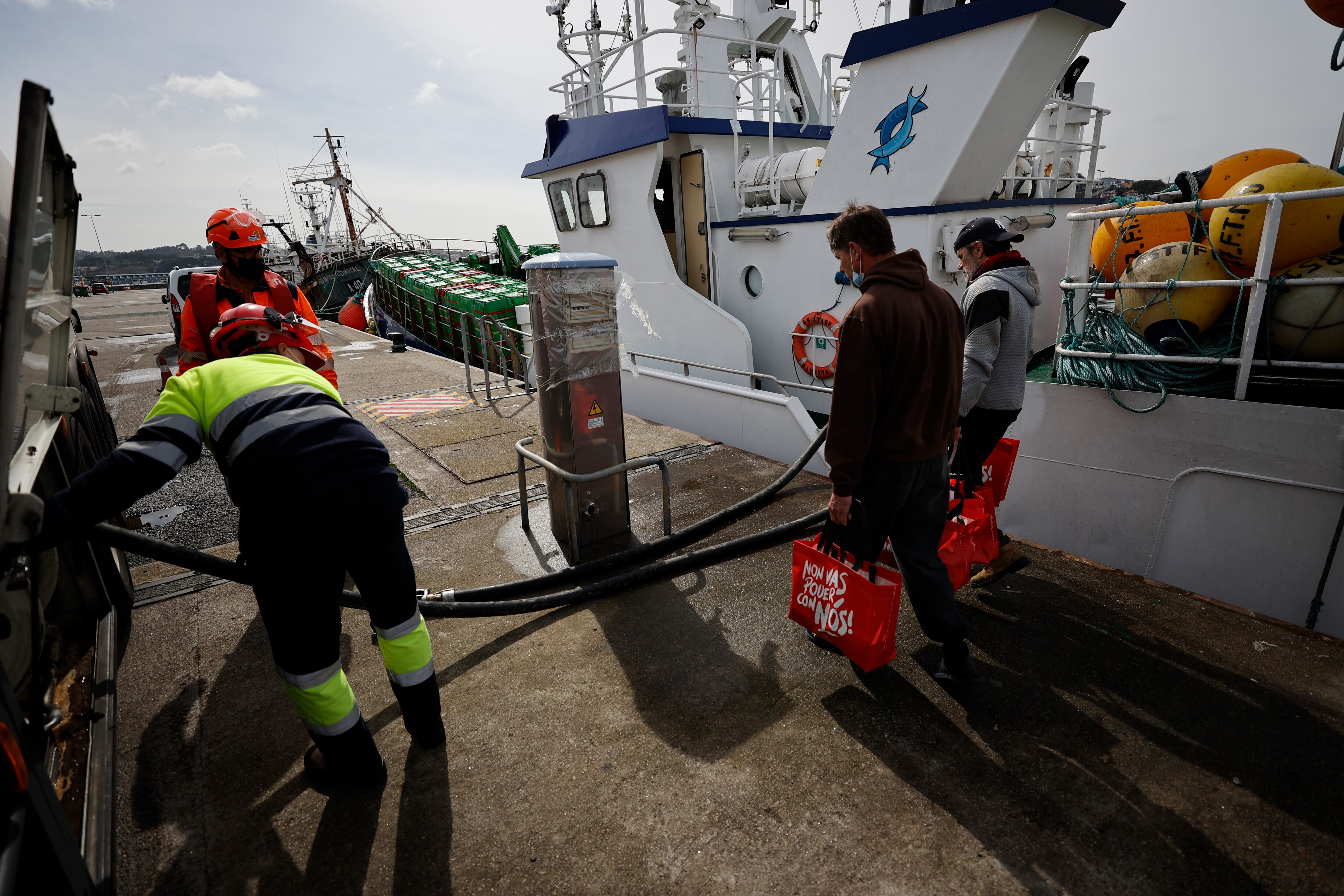 A CORUÑA, 14/03/22.- Pese al elevado precio del combustible, que ha obligado a muchas embarcaciones a parar y permanecer amarrados a puerto, un camión cisterna suministraba este lunes gasoil al barco pesquero Lestiff Bayone, momentos antes de salir a faenar. EFE/ Cabalar
