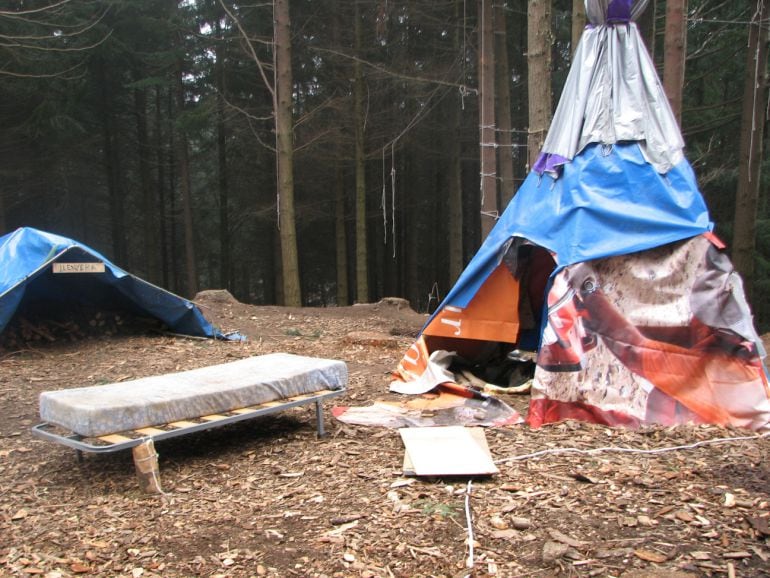 Imatge del 2010 del campament al bosc de Sant Hilari per impedir la construcció de la MAT