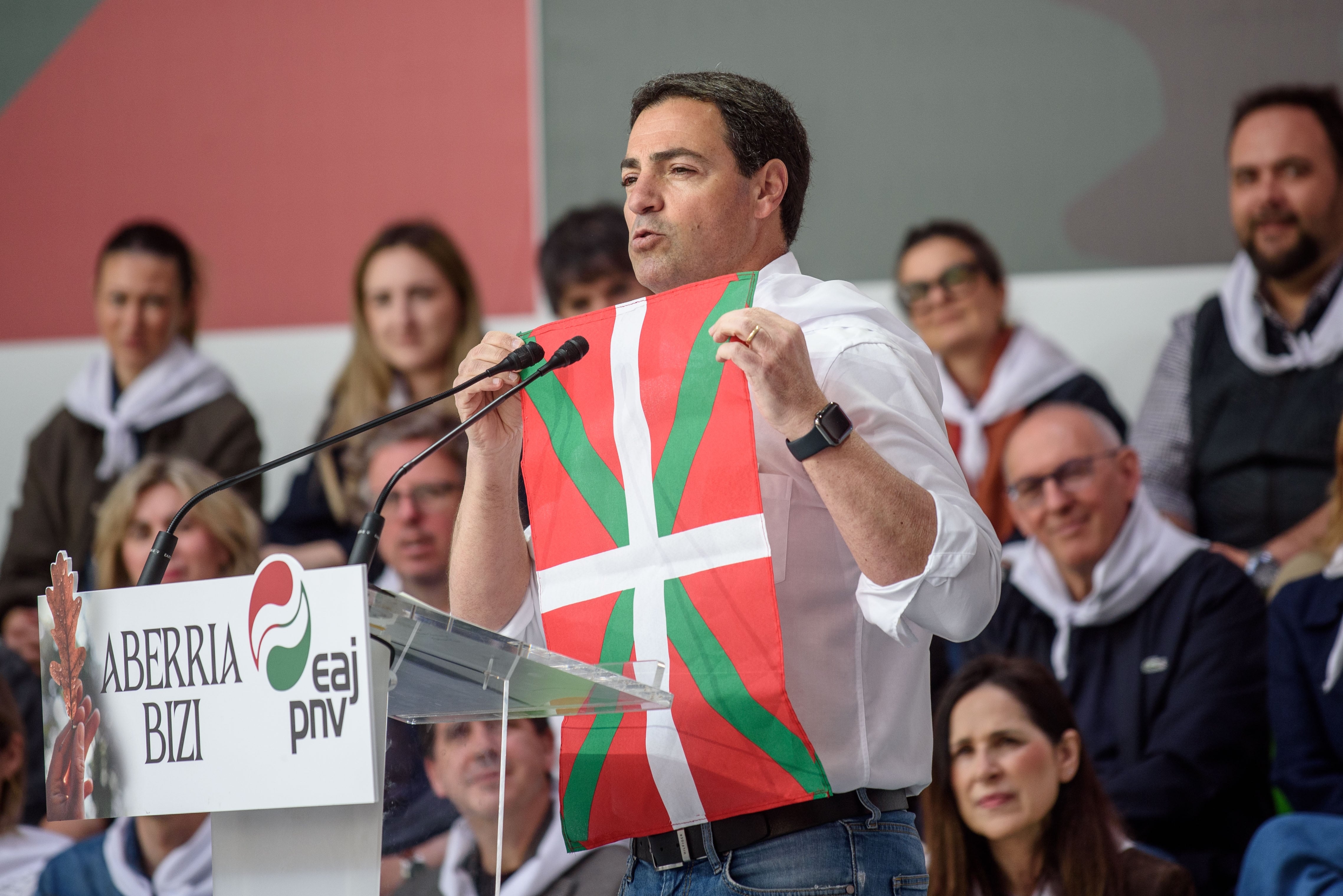 El lehendakari, Imanol Pradales, durante su interención el Aberri Eguna (Día de la Patria Vasca) este domingo en Bilbao. EFE/Javier Zorrilla