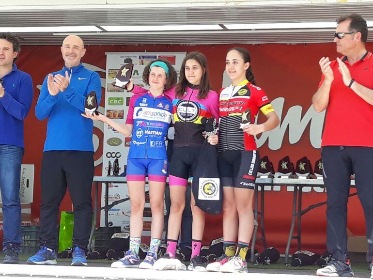 Carla Pérez, biker infantil, en el podio demostrando su progresión