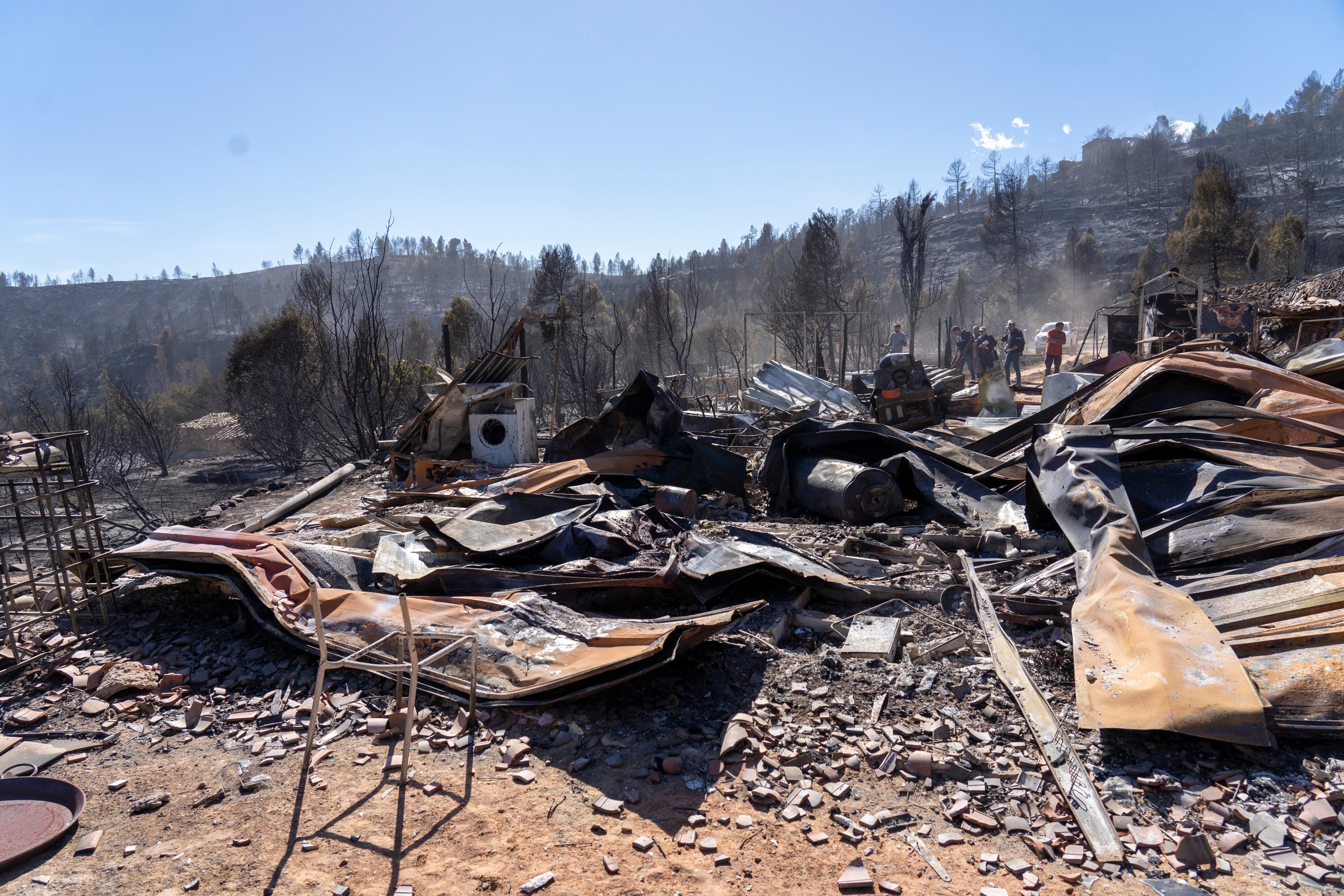 SAN AGUSTÍN (TERUEL), 26/03/2023.- Estado en el que ha quedado el barrio La Garcia perteneciente al municipio de San Agustin en Teruel con varias casas quemadas tras el incendio forestal que se ha producido en la zona. EFE/Antonio García
