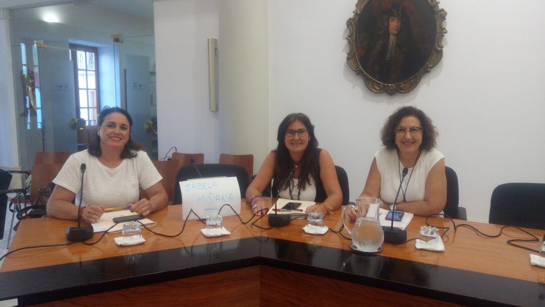 Las concejalas del PP, en el pleno de ayer, con el cartel con el nombre de la edil que entrará en sustitución de Ana Kringe. 