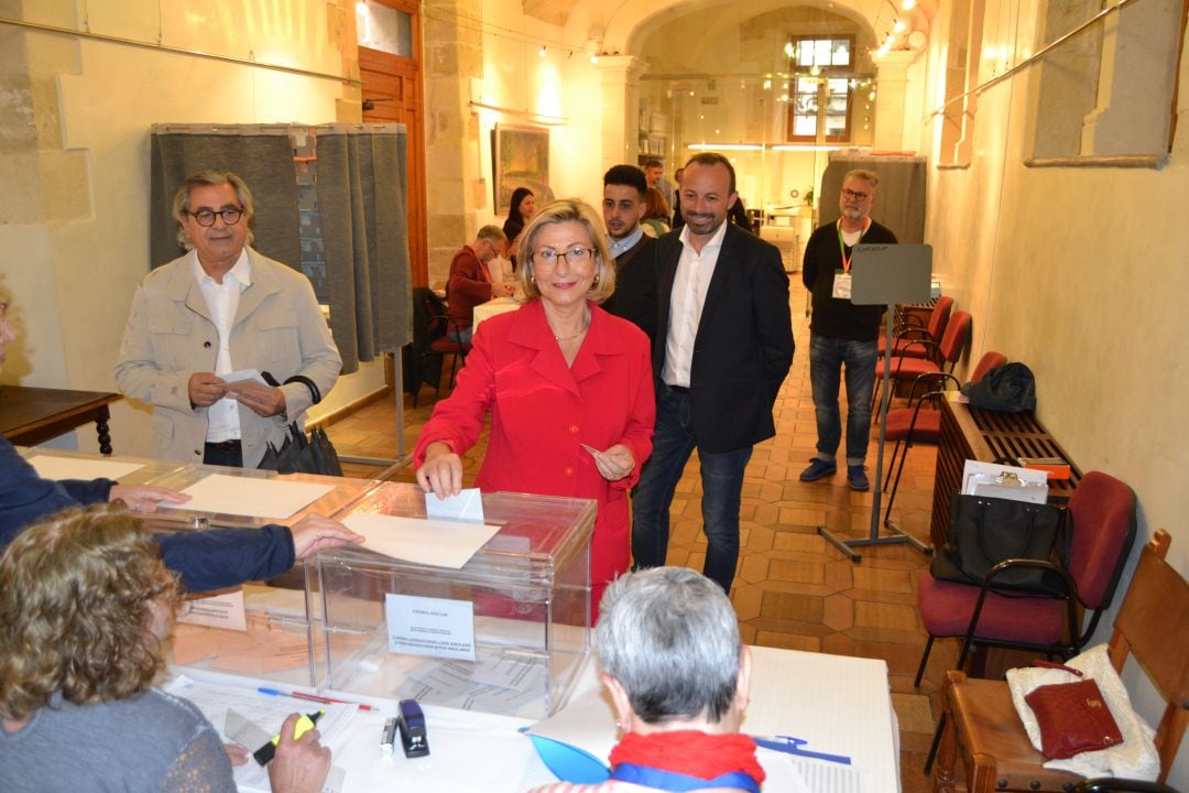 La presidenta del PP y actual alcaldesa de Alaior votó en su ayuntamiento.