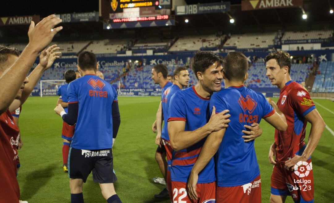 Los jugadores del Numancia celebran la permanencia en La Romareda.