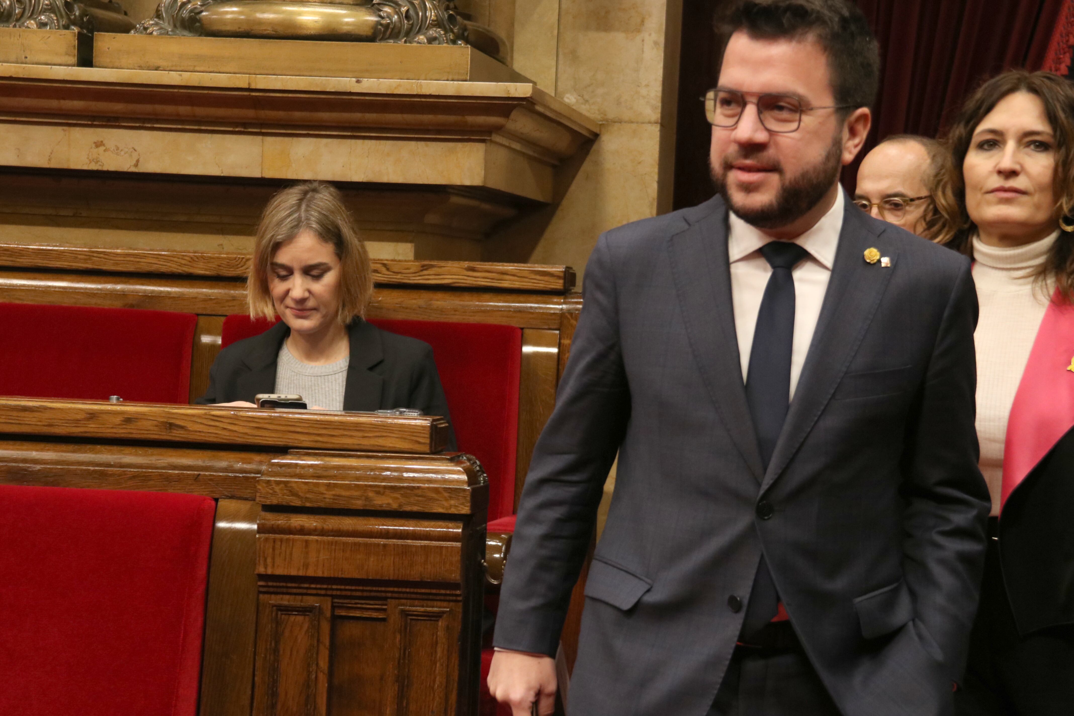 Pere Aragonès, amb Jéssica Albiach de fons, al Parlament de Catalunya