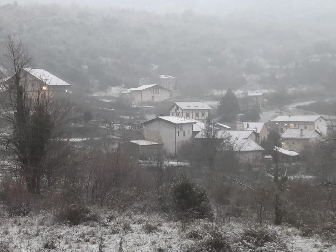 La nieve ha cubierto el pueblo de Sobrón