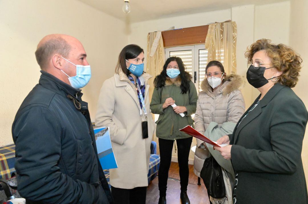 La alcaldesa, Gema Igual junto a Sonsoles López, presidenta de la entidad en Cantabria y el concejal de Servicios Sociales, Álvaro Lavín en uno de los pisos a reformar.