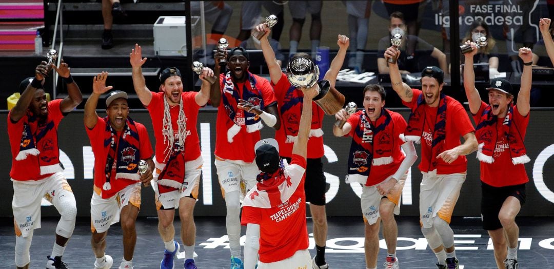 Los jugadiores de Baskonia celebran el título de Liga