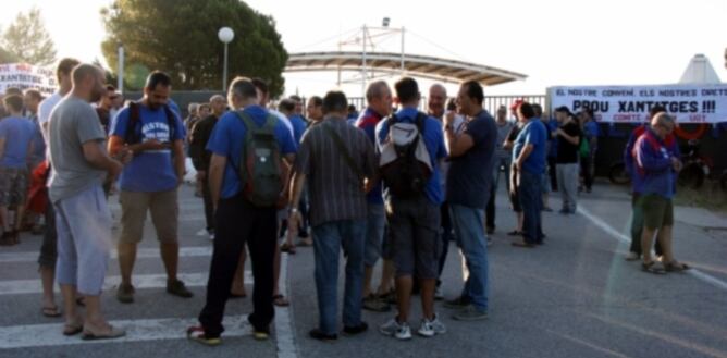 Treballadors d'Alstom concentrats a les portes de la planta de Santa Perpètua de Mogoda, acompanyats pel secretari general de CCOO de Catalunya, Joan Carles Gallego
