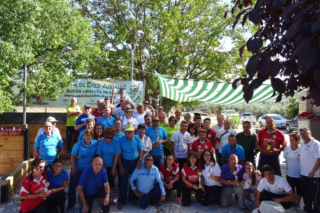 Foto de familia en el torneo de Agrupación de Mogón