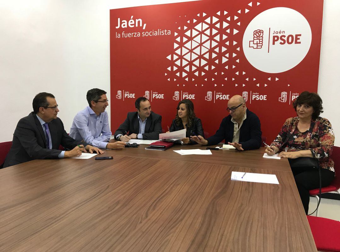 La secretaria provincial de turismo, Nuria Serrano se reune con el sector en la provincia