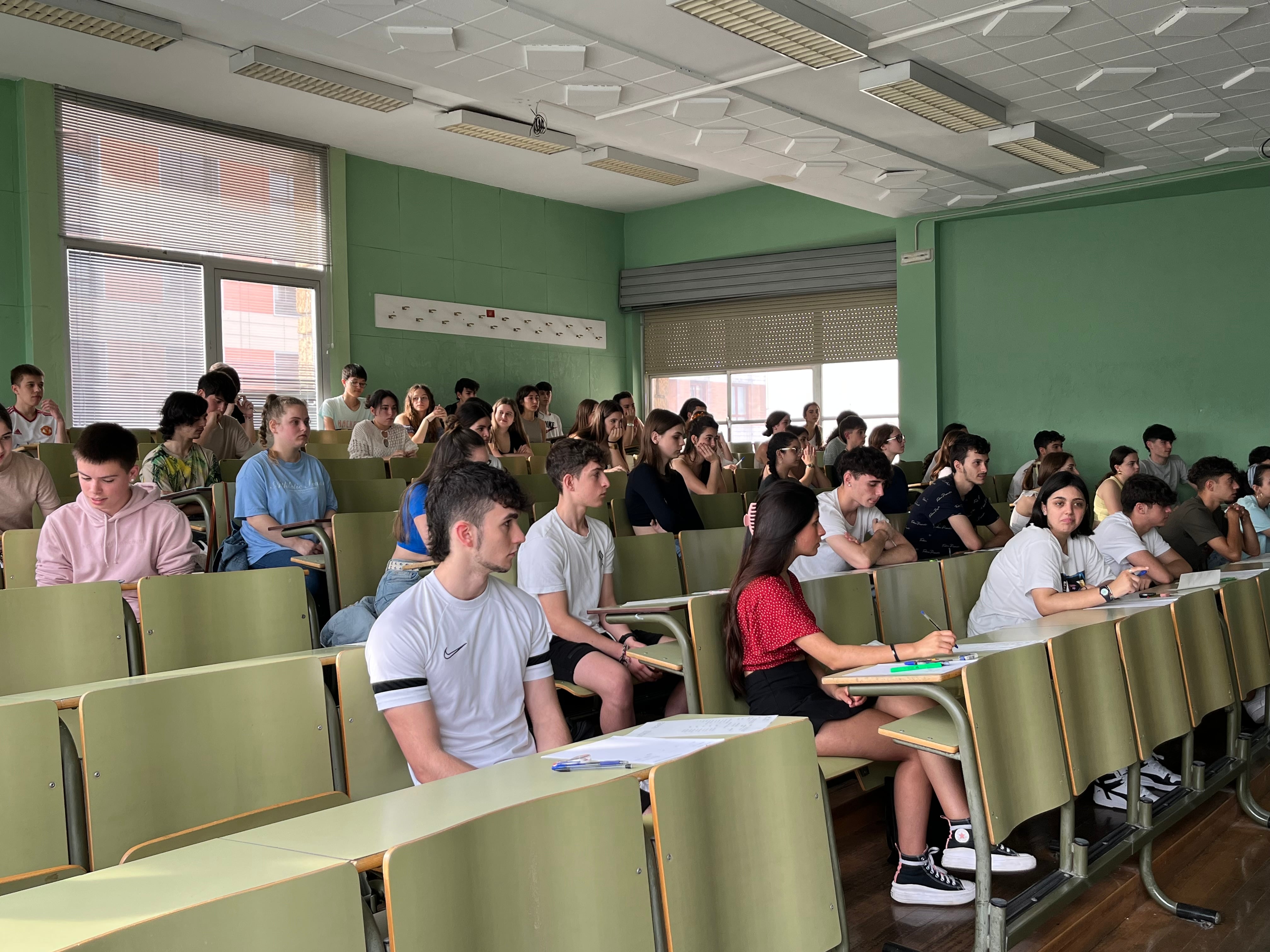 Alumnas y alumnos hacen el examen de la EBAU