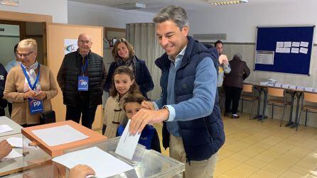 El candidato popular, Andrés Lorite, ejerce su derecho al voto