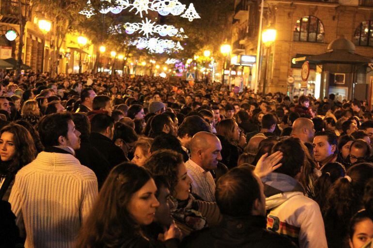 Durante todo el puente, el centro de Sevilla se ha llenado de visitantes que, por momentos, hacen intransitables las calles.