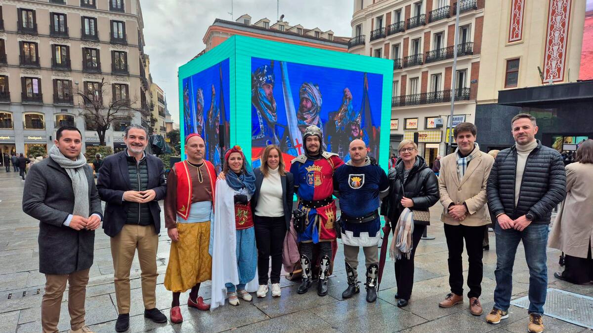 Isabel López: “Xixona ha despertado la admiración en plena plaza Callao de Madrid durante la representación de la embajada mora y la proyección de imágenes de nuestros Moros y Cristianos”