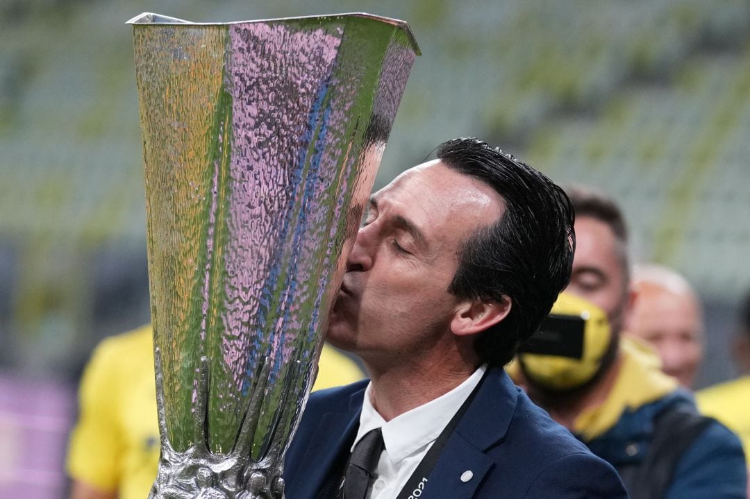 Emery besando el título de la Europa League