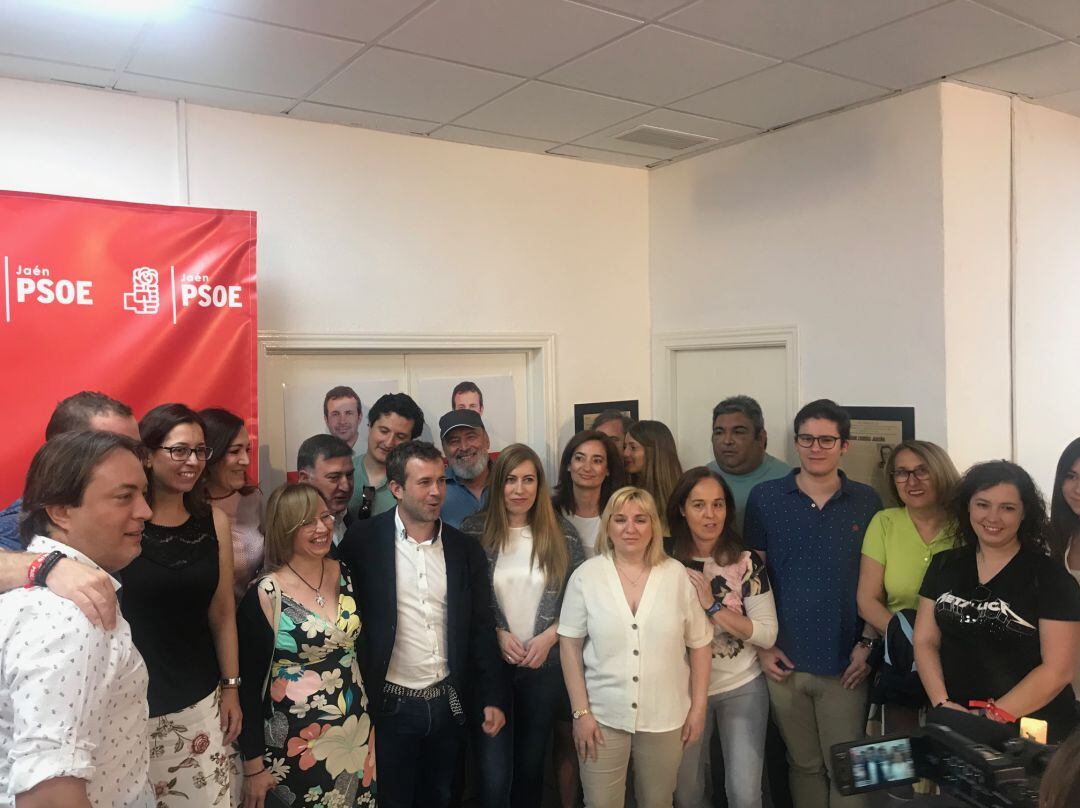 El equipo del PSOE de la capital en la sede de la calle San Andrés.