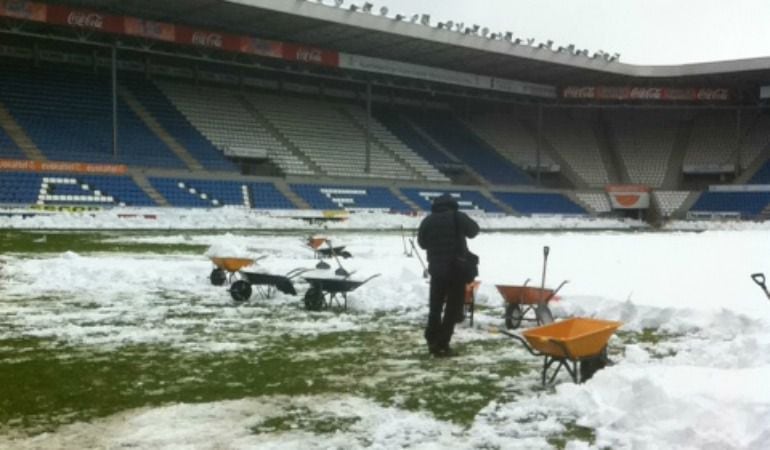 Labores de recogida de nieve en Mendizorroza.
