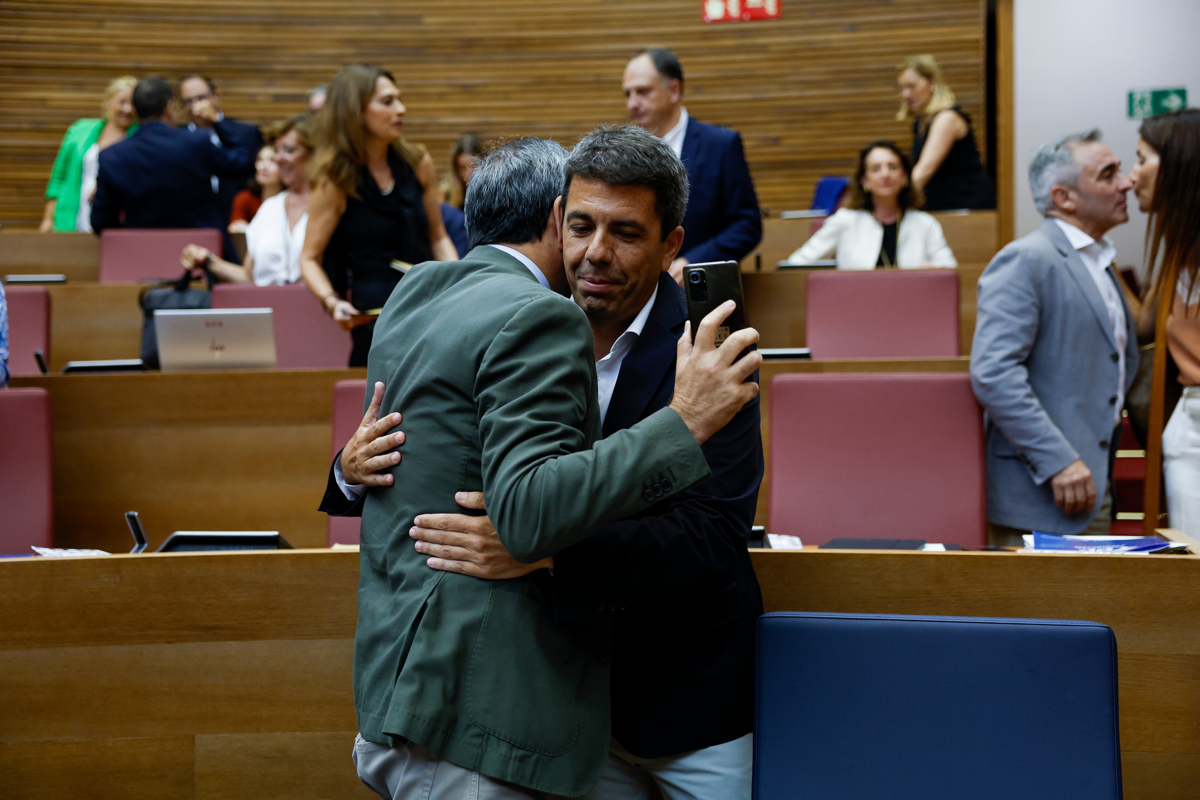 El president de la Generalitat, Carlos Mazón, saluda al vicpresident, Vicente Barrera (i), durante el pleno de Les Corts Valencianes en el que el jefe del consell responde a preguntas de los grupos parlamentarios sobre la situación de la Comunitat, la gestión de su gobierno y la falta de médicos.