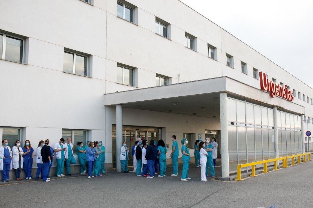 Los sanitarios se concentraban en la puerta del Servicio de Urgencias antes de su homenaje diario en el Hospital Infanta Elena de Valdemoro como consecuencia de la pandemia de coronavirus en Valdemoro.