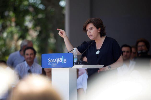 La exvicepresidenta del Gobierno y candidata a la Presidencia del PP, Soraya Sáez de Santamaría, durante su participación en una acto público en el Parque de Málaga-Auditorio Eduardo Colon. EFE Carlos Díaz