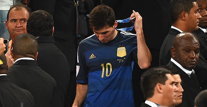 Messi se quita la medalla de subcampeón