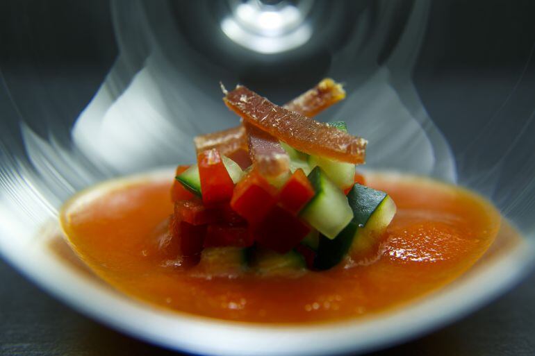 Gazpacho de verduras asadas con picadillo y mojama de atún.