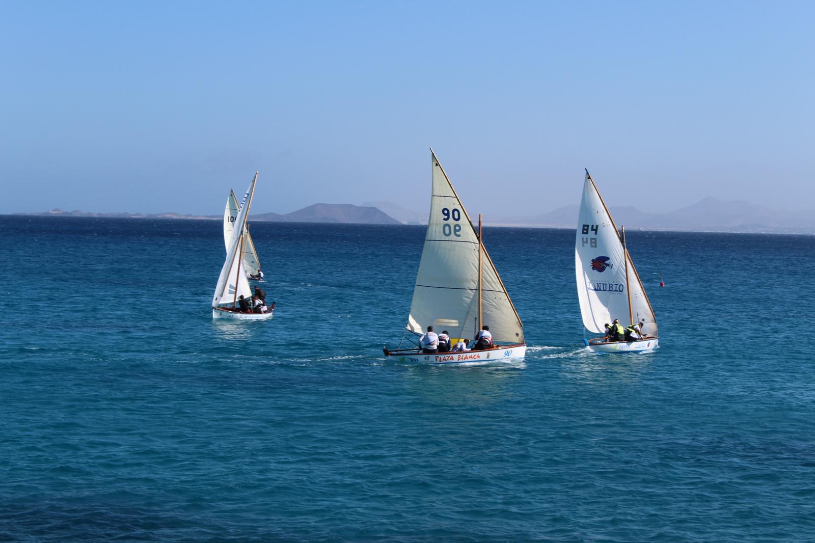 El barquillo &quot;Playa Blanca&quot;, en el centro, durante la regata.