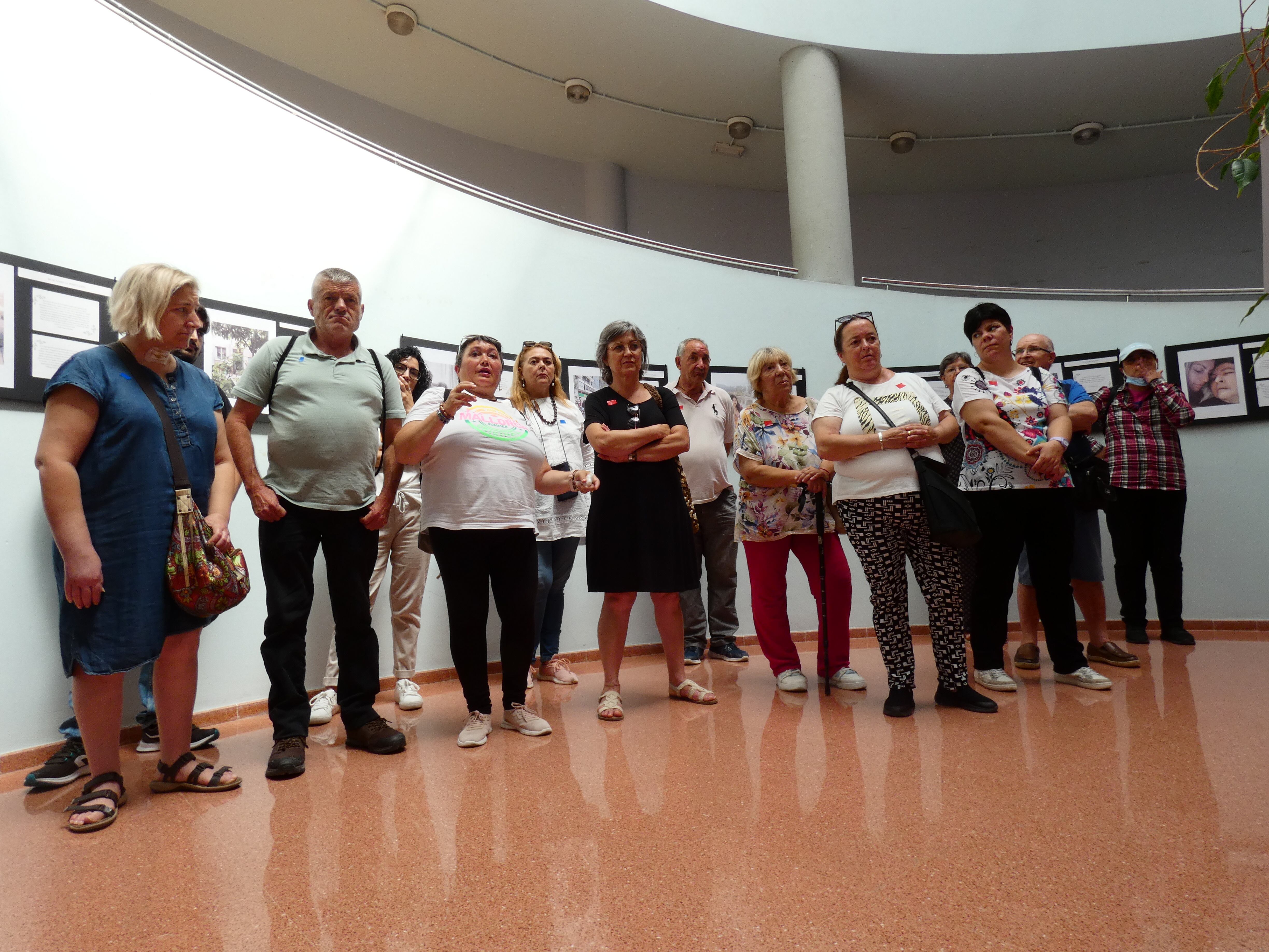 Usuarios de Afem (Asociación de Familiares de Enfermos Mentales de Elda y Comarca) en la Exposición "¿cómo cuidamos la vida?"