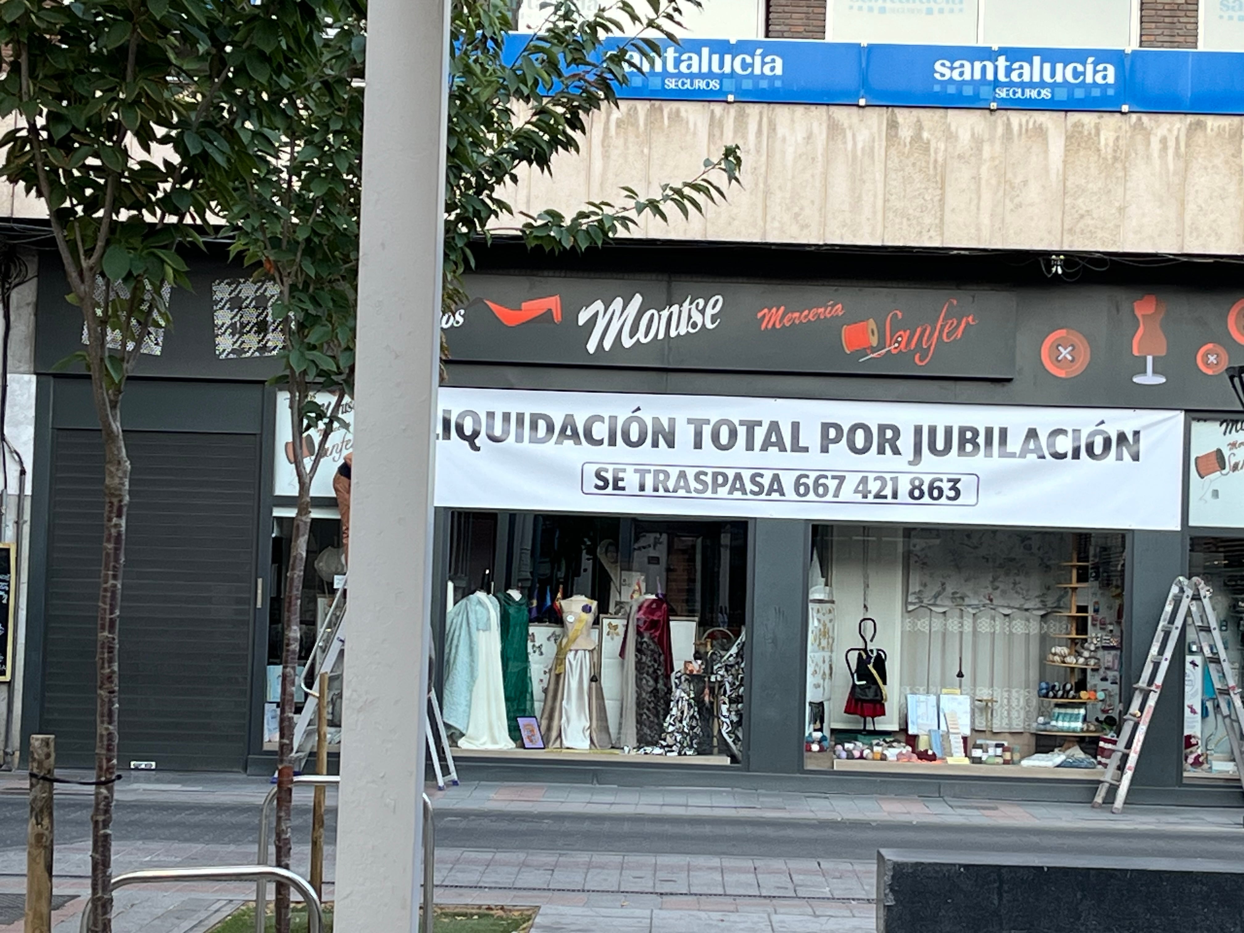 Imagen del comercio con el anuncio de liquidación