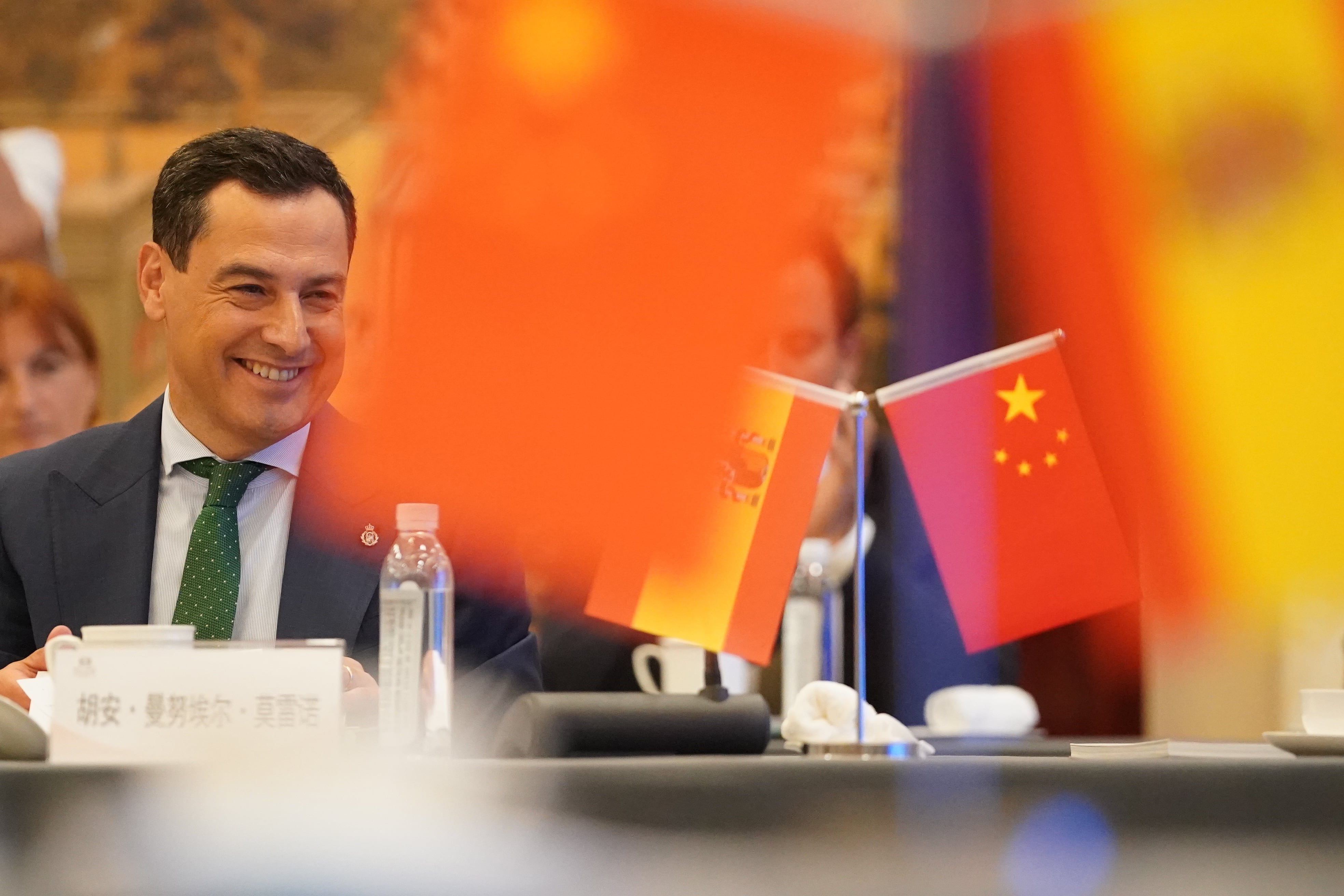 El presidente de la Junta, Juanma Moreno, ha mantenido hoy un encuentro en Zhejiang (China) con representantes de Grupo Empresarial Zhenshi, una de las 500 mayores empresas privadas de China, que ha comprado la planta de Airbus en Puerto Real, trasladando su filial española de Madrid a Cádiz. EFE/Junta de Andalucía