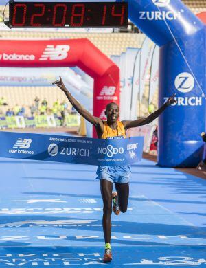 El keniano Cosmas Kiplimo Lagat, que ha ganado la 32 edición del maratón de Sevilla y ha batido su propio récord de la prueba, a su llegada a meta.