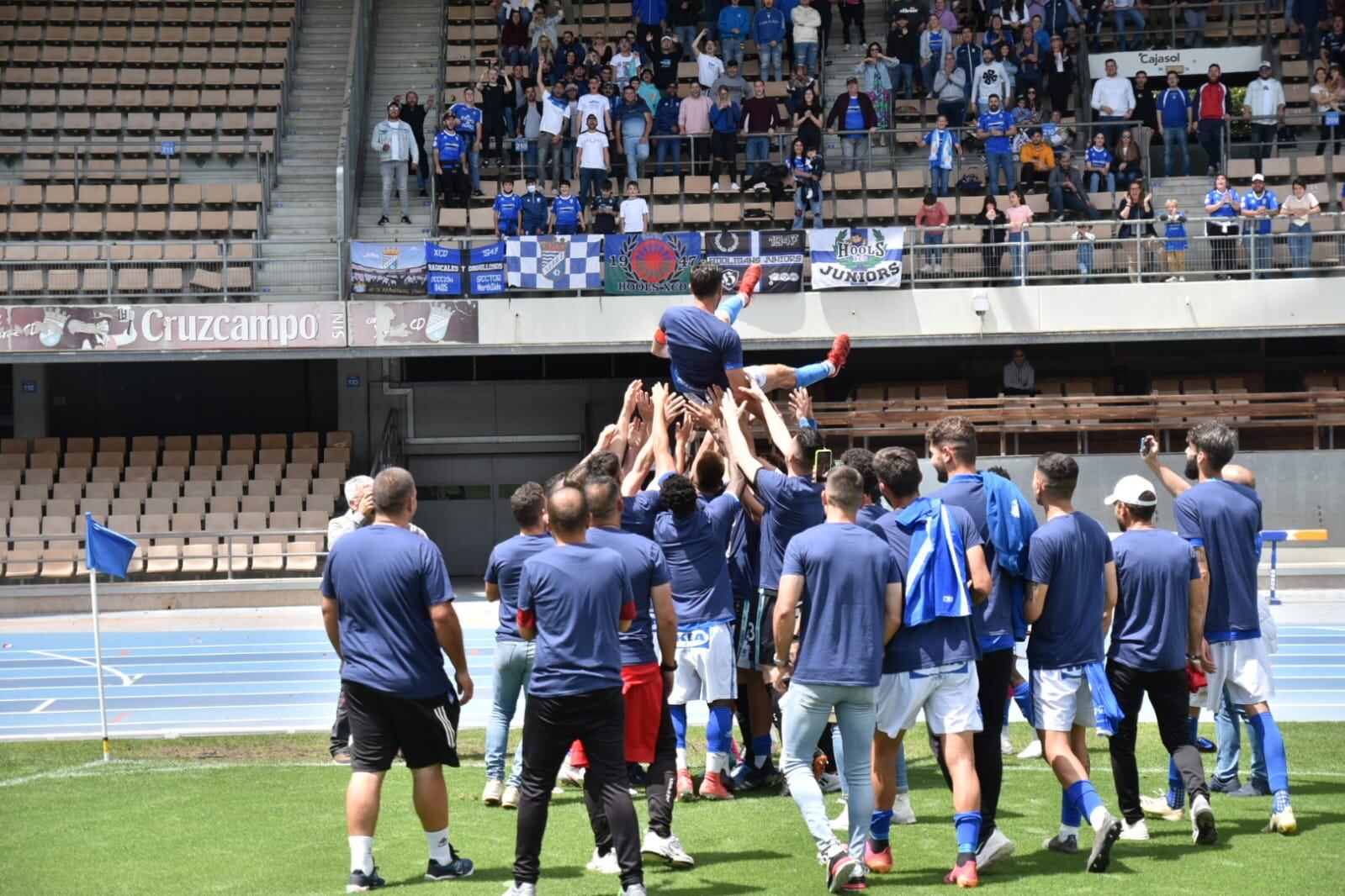 Álex Colorado manteado por sus compañeros