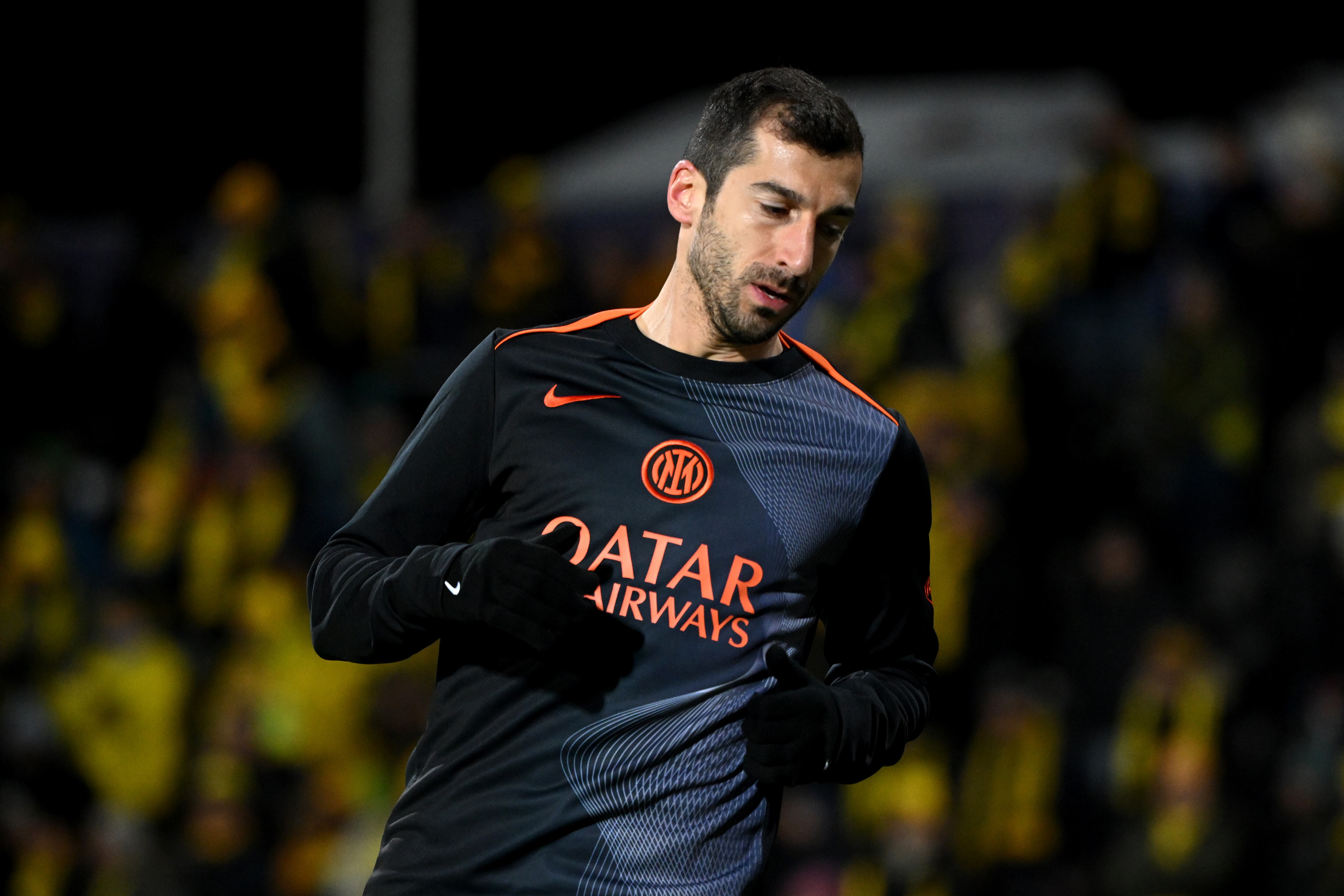 Mkhitaryan calentado en el partido frente al Bodo/Glimt