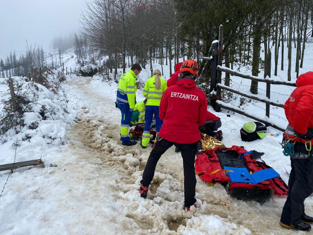 Según ha informado el departamento de Seguridad, sobre las 10.40 horas de la mañana de hoy domingo se ha recibido el aviso de que una personas ha sufrido un desfallecimiento en el monte Urko, en Ermua