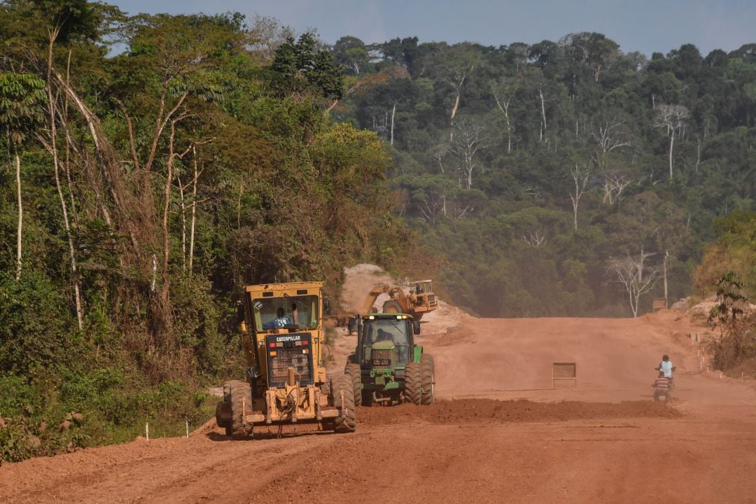 Trabajos en la autopista Trans-Amazonian cerca de Itaituba (Brasil).