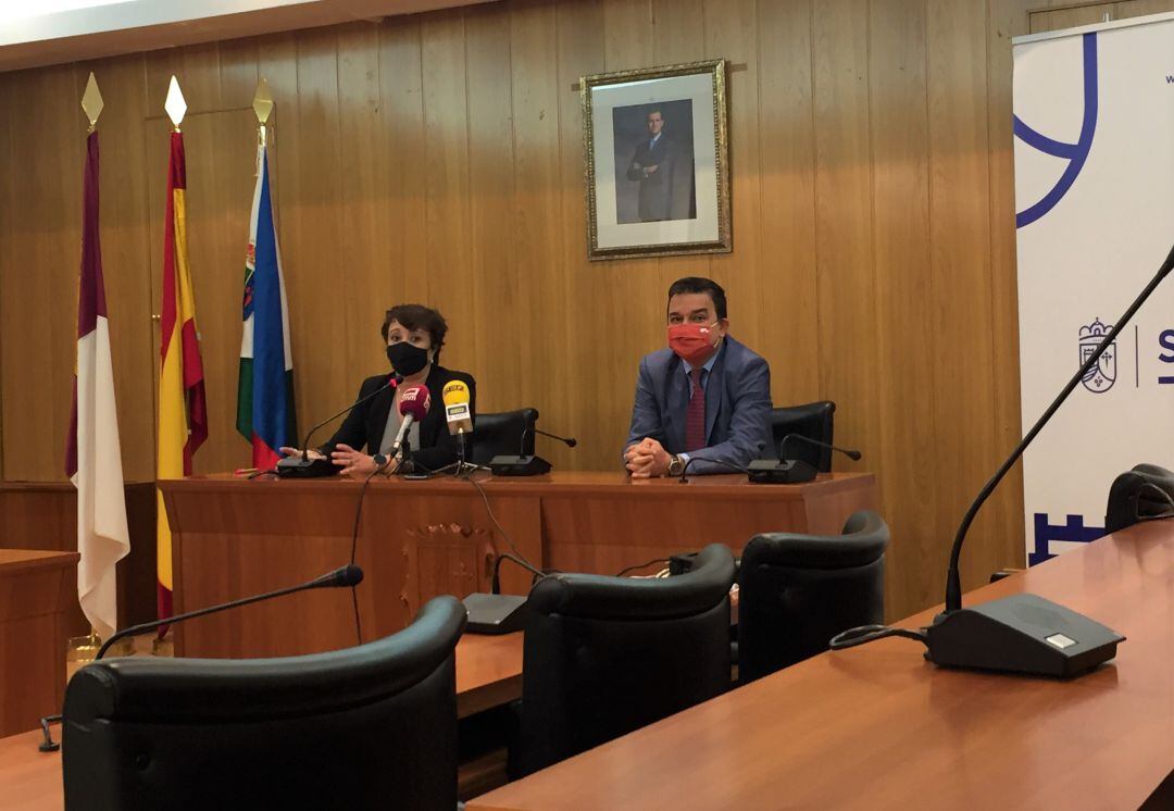 La alcaldesa y el consejero atendiendo a los medios