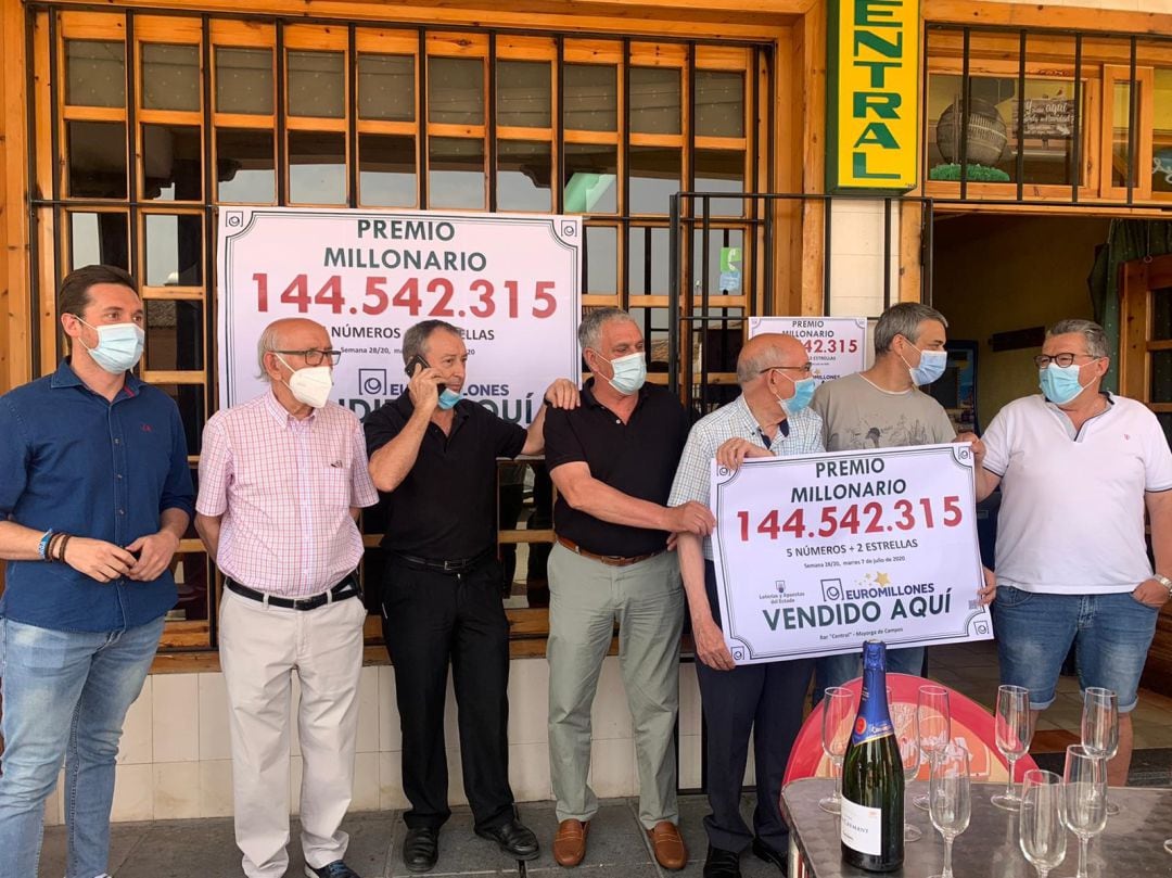 Algunos de los premiados frente al bar en el que selló el boleto