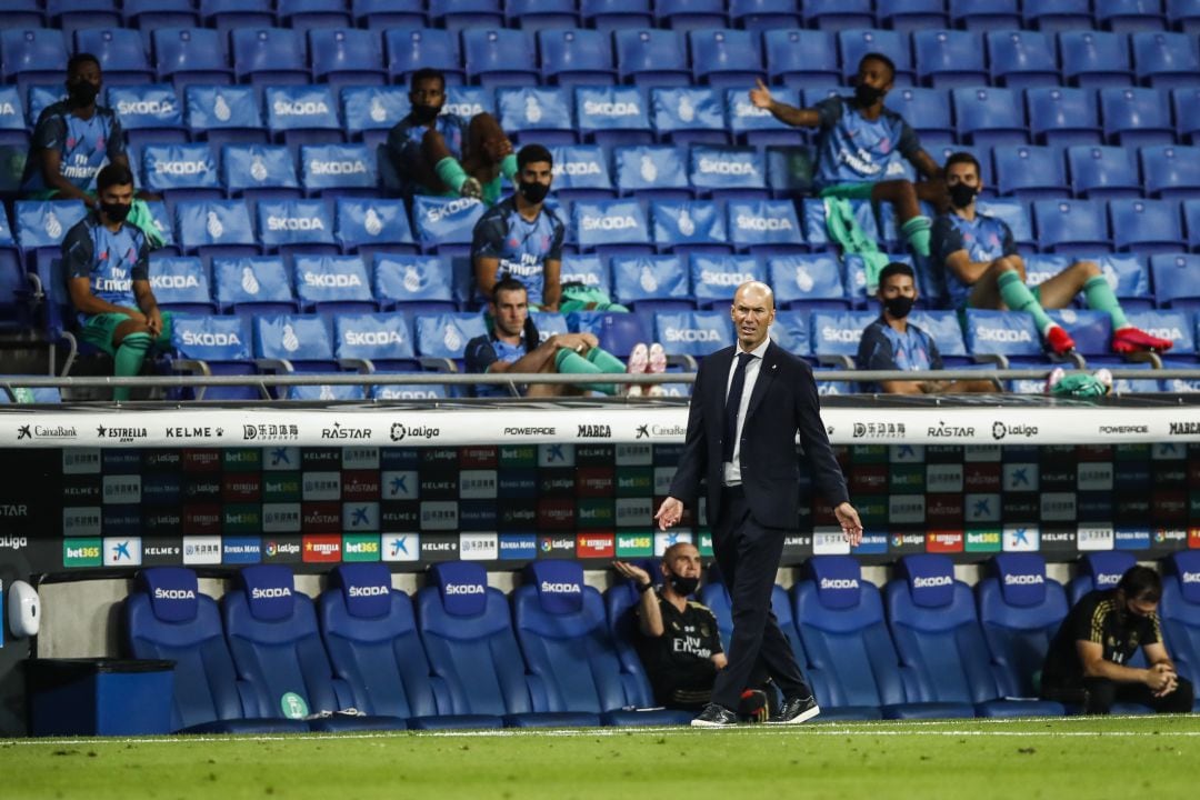 Bale observa a Zidane desde la grada.