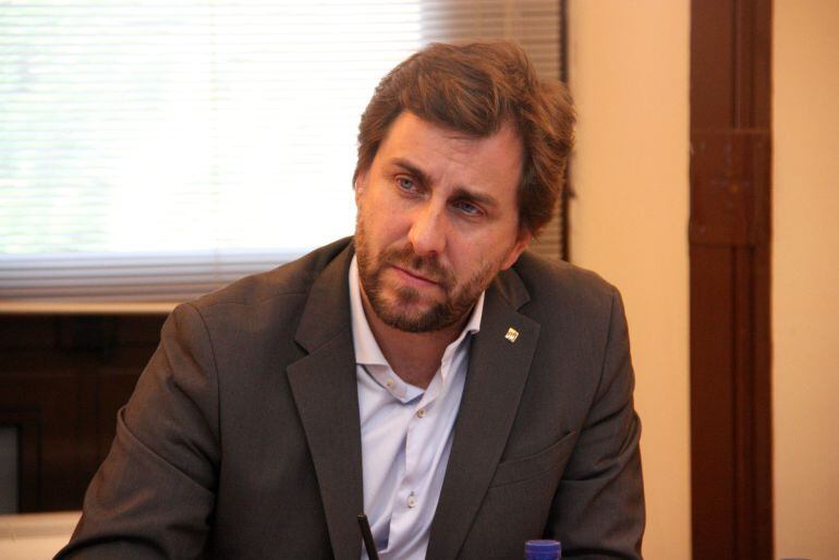 El conseller de Salut, Toni Comín, durant la mesa de seguiment dels casos amb afectacions neurològiques per enterovirus aquest dilluns. 