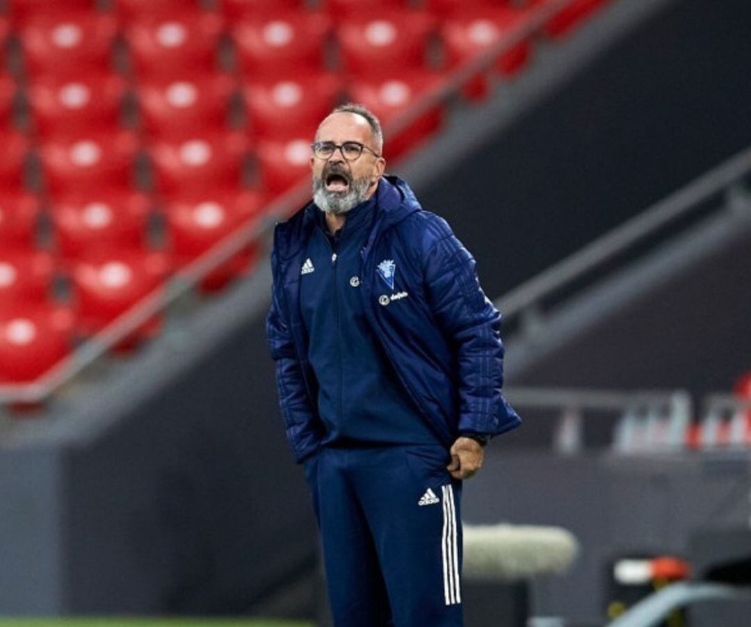 Cervera da indicaciones a sus jugadores en el banquillo