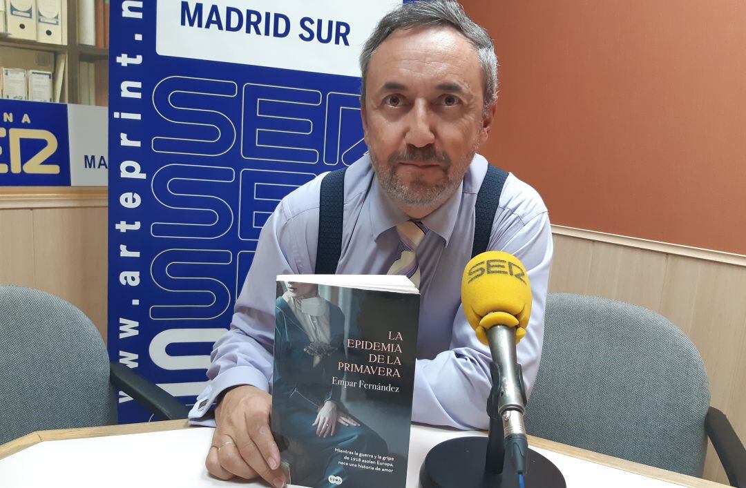 Chema Contreras, director de Rincón Literario, junto a la recomendación literaria de la semana.