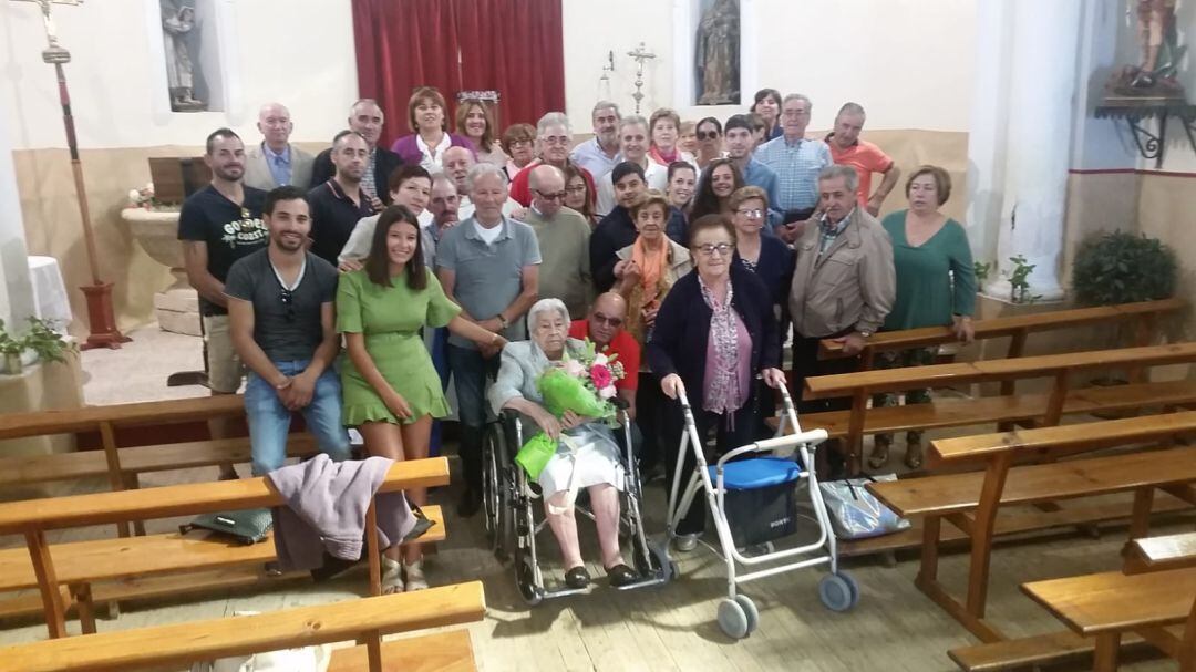 Homenaje a una mujer centenaria en Villanueva del Río Palencia